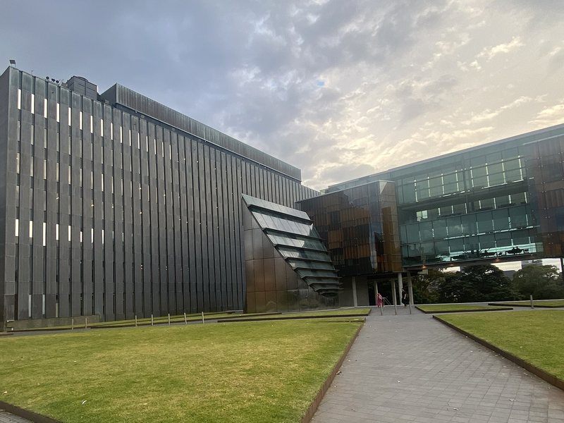 Khu nhà hiện đại quanh Thư viện Luật của Đại học Sydney
