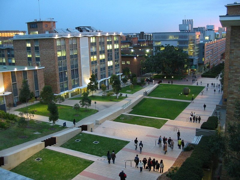 Main Walk trong khuôn viên UNSW với sinh viên qua lại