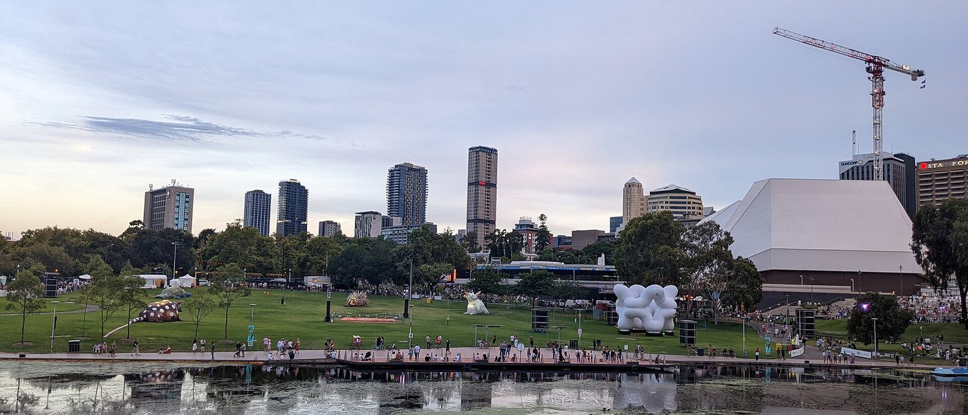 Đường chân trời và công viên ở trung tâm Adelaide