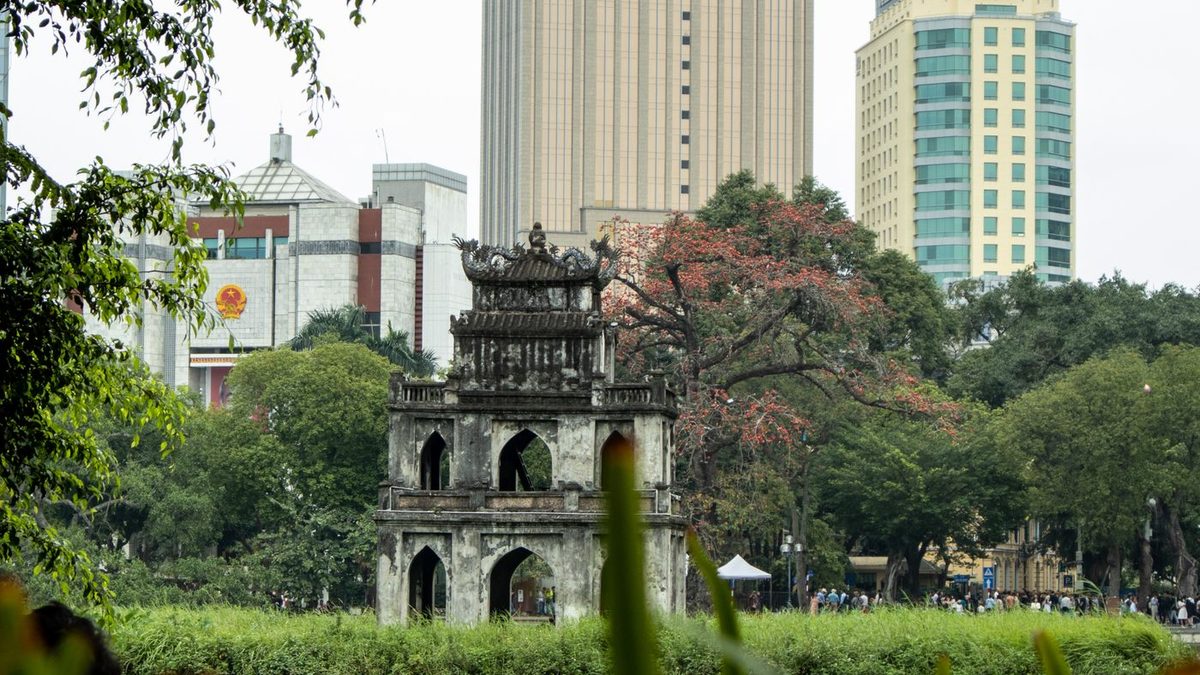 Tháp Rùa hồ Hoàn Kiếm và trung tâm Hà Nội